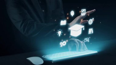 Karanlık bir ortamda veri görselleştirme araçları ve analitik elementleri gösteren, parlayan bir arayüzü olan bir klavyenin üzerinde bulunan modern bir çalışma alanı. Dörtgen