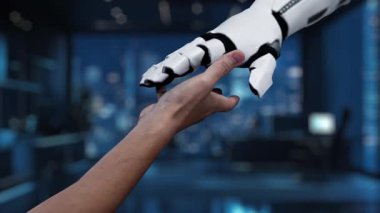 Bir el, yenilik ve ağ oluşturma odaklı modern bir iş ortamında küresel bağlantıları ve işbirliğini sembolize ederek, parlayan dijital figürlere uzanıyor. Auvana