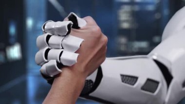 Bir el, modern ofis ortamındaki siber güvenliği sembolize eden kilit sembollü dijital bir kalkana uzanıyor. Bu video dijital korumanın ve güvenliğin özünü yakalıyor. Auvana