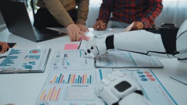 İş verilerini analiz etmek için yapay zekanın profesyonel ortamlardaki rolünü gösteren bir yapay zeka asistanının bir insanla işbirliği yaptığı modern bir çalışma alanı. Noogenesis Yapay Zeka