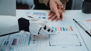 Dinamik bir danışmanlık ekibi pazar anlayışını geliştirmek, işbirlikçi tartışmaları yönlendirmek ve hedeflenmiş pazarlama planlarını rafine etmek için yapay zeka analizlerini kullanır. Noogenesis Yapay Zeka