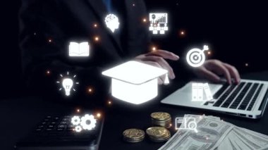 Hedef ikonuyla dijital pazarlama stratejisini, altın madeni paralar gibi finansal unsurları ve dizüstü bilgisayarın yer aldığı modern çalışma alanını gösteren büyüleyici bir konsept. Dörtgen