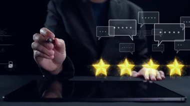 Bir işletme profesyoneli, kaliteli ve yenilikleri temsil eden parıldayan bir sertifika ve yıldızlarla çevrili bir tablet üzerinde dijital olarak sözleşme imzalıyor. Dörtgen