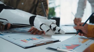 İş adamları, pazarlama verimliliğini ve araştırma uygulamalarını optimize eden anahtar içgörüleri belirlemek amacıyla, büyük veri tabanlarını işlemek için yapay zeka araçlarıyla işbirliği yapmaktadırlar. Noogenesis Yapay Zeka