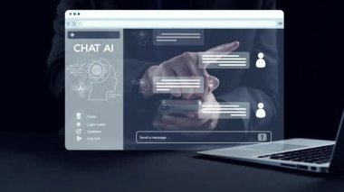 Modern iş dünyasındaki dijital iletişim ve işbirliğinin önemini vurgulayan, küresel bağlantıların görsel bir temsili ile etkileşime giren profesyonel bir sergilenen eller. Dörtgen