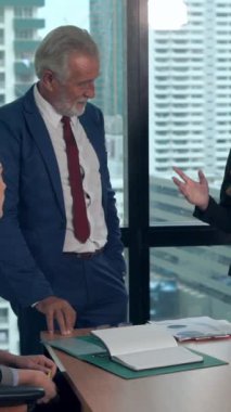 Profesyonel iş adamları şirket ofisinde grup toplantısında mali konuları tartışırlar. Küresel iş ve beyin fırtınası kavramı.