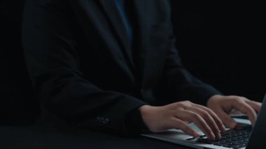 İş adamı değerli ERP sistemlerini koz olarak kullanıyor, değeri ve operasyonel verimliliği maksimuma çıkarıyor. En uygun değer ve performans için kaynakları ve değerli süreçleri en üst düzeye çıkarmaya odaklanmış. Kullanıcı Kimliği