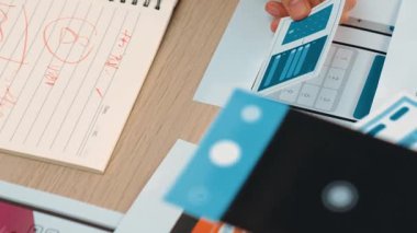 UX geliştiricisinin panorama videosu veya şirket tasarım kullanıcı arayüzü veya mobil uygulama için UI prototipi veya akıllı telefondan yazılım gösteren web sitesi yazılımı. Sinerjik