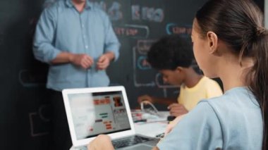 Afrikalı akademik öğrenci robot tamir ederken ya da araba modeli yapısını öğrenirken zeki beyaz kız programlama sistemi. Mühendislik eğitimi alan yetenekli, mutlu bir genç. Yaratıcı eğitim. Öğretim