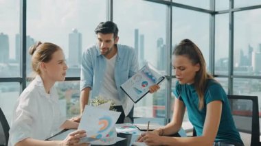 Profesyonel iş adamı akıllı yatırımcılara finansal grafiğini sundu. İşletme ekibinin birlikte çalışması, beyin fırtınası yapması, fikir paylaşması...