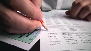 Muhasebeci, ofis masasındaki kağıt torpido gözünde iş pazarlama verilerini analiz ediyor. Şirket finans ve para muhasebe kavramı.