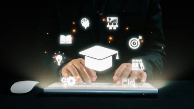 Çeşitli eğitim ve teknoloji simgeleriyle çevrili, karanlık bir ortamda büyümeyi, bilgiyi ve yeniliği simgeleyen bir klavyede yazan ellerin görsel temsili. Dörtgen