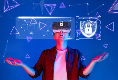 Genç bir adam sanal gerçeklik kulaklığıyla çevresini keşfediyor, siber güvenlik görselleriyle etkileşime giriyor, teknoloji ve güvenliğin kesişimlerini gösteriyor. XDMCP