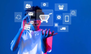 Genç bir insan dijital alışveriş ikonlarıyla ilgilenerek, günümüz pazarında teknoloji ve sosyal medya etkileşimi yoluyla perakende deneyimlerinin evrimini gösteriyor. XDMCP