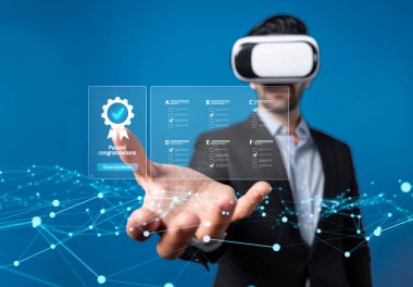 İş adamı ürün sertifikasını güvence altına alıyor ve önemli bir başarıyı simgeliyor. Ürün sertifikasını geçirerek kaliteye ve güvenilirliğe olan bağlılığını gösteriyor. FaaS