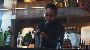 Asyalı barmenin karışık kokteyl likörünü likör karışımına katması, özel reklamı yaratıcı, canlandırıcı, bar lüksünde canlandırıcı bir vitrin haline getiriyor. Vinosity.