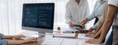 Uygulama ve program kodlaması için bilgisayar ekranında yazılım geliştirme programlama