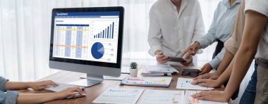 Hesap tablosu bilgi finansal başlangıç kavramı. Çevrimiçi analiz projesi için hesap tablosu belgelerinde veri ve grafikler