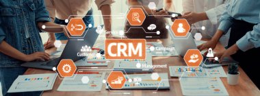 Profesyonel bir ekip ofis ortamında teknolojiyi kullanarak müşteri ilişkileri yönetim stratejilerine odaklanır. Araçlar ve veri sürücüsü etkili karar verme mekanizması. Dostluk