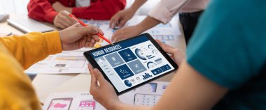 İnsan kaynakları yönetim yazılımı bilgisayar ekranında insan kaynakları çalışanlarının işe alım, maaş bordrosu, personel araması ve KPI değerlendirme çalışmalarını yönetmesine yardımcı oluyor