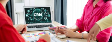 CRM işletme ve işletme için canlı bilgisayarda müşteri ilişkileri yönetim sistemi