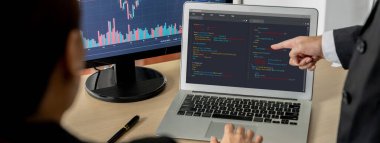 Uygulama ve program kodlaması için bilgisayar ekranında yazılım geliştirme programlama