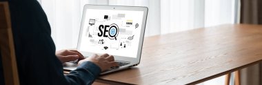 Model e-ticaret için SEO arama motoru optimizasyonu ve bilgisayar ekranında gösterilen çevrimiçi perakende işi