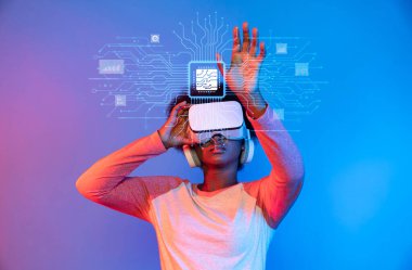 Genç bir insan sanal gerçeklik teknolojisiyle canlı bir ortamda etkileşime geçerek dijital arayüz ve veri özetleri ile büyüleyici bir deneyim sergiliyor. XDMCP