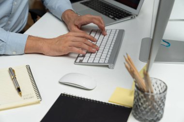 Bilgisayarda bilgisayar ve bilgisayar üzerinde çalışan ve uygulama projesinde kodlama programı olan bilgisayar geliştiricisinin kırpılmış görüntüsü. Teknik mühendis önemli not listeleri yazıyor. Bireysel.