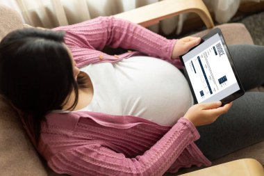 Muhasebe uygulamasından gelen fatura bilgisayar ekranında. Şirket işlerinin finans ve bütçesi için bilgisayar programı. Rahatça..