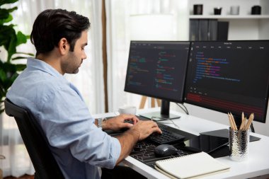 Akıllı IT geliştiricisi yazılım geliştirme kodlaması ile modern ofisteki iki bilgisayar kodlu bilgisayar sistemi üzerinde uygulama programı güncelleme çevrimiçi web sitesi yaratıyor. Tahmin et..