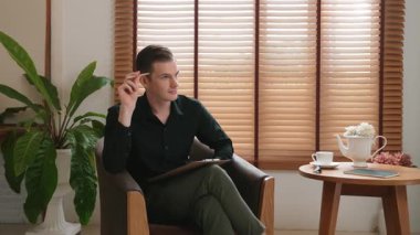 Psikiyatri ofisinde ya da terapi odasında koltukta oturan erkek psikolog. Arkadaş canlısı ve profesyonel ruh sağlığı danışmanı ve terapisti. Düzenle