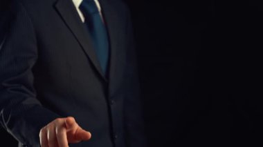 İşadamı, ticari kar artışının gelecekteki hedefe arttığını gösteren imalı bir tablo çizdi. Şirket işlerinin yükselmesi için mükemmel bir mali durum. Finans ve para teknolojisi .