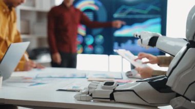 Yüksek teknolojili bir ofis. Yapay zeka analizcileri profesyonellere finansal performansı ve şirket planlamasını değerlendirmede yardım ediyor. Noogenesis Yapay Zeka