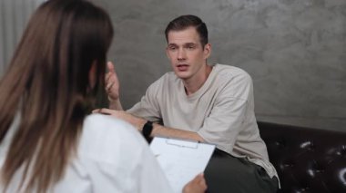 Psikolojik konsültasyon zihinsel problemde iyileşme kaydediyor, genç hasta terapi seansında, psikiyatrist de akıl hastalıkları konusunda tanı koyuyor. Zihinsel tedavi seansı. Düzenle