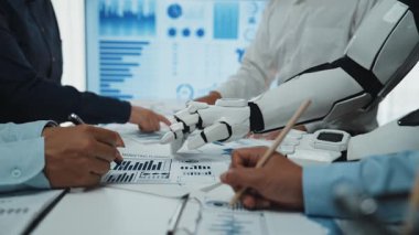 AI güdümlü analitiklerin pazarlama planlarını ve finansal karar verme mekanizmasını optimize etmede iş danışmanlarına yardım ettiği modern bir çalışma alanı. Noogenesis Yapay Zeka