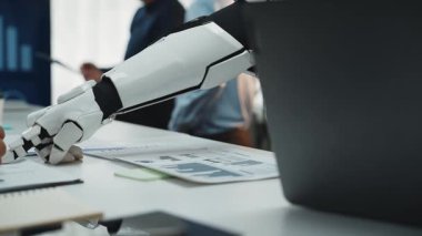 Yapay zekanın karar verme mekanizmasını geliştirdiği, pazarlama anlayışını geliştirdiği ve kurumsal büyüme stratejilerini optimize ettiği fütüristik bir işyeri. Noogenesis Yapay Zeka