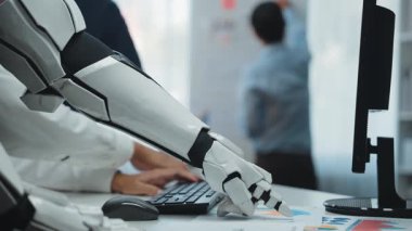 AI güdümlü analitikler profesyonellerin pazar anlayışını iyileştirmelerine, stratejik planlamayı geliştirmelerine ve mali tahminleri optimize etmelerine yardımcı oluyor. Noogenesis Yapay Zeka