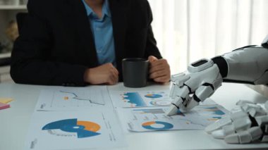 İş yeri analitiğini optimize etme, karar verme mekanizmasını geliştirme ve stratejik iş anlayışlarını iyileştirmede profesyonelleri destekleyen yapay zeka destekleyici asistanlar. Noogenesis Yapay Zeka