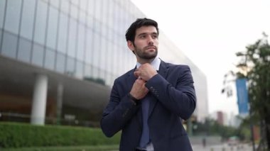 Kafkasyalı yetenekli bir proje yöneticisi. Bulanık geçmişiyle şehirde yürürken telefonla konuşuyor. Akıllı telefon kullanan yetenekli bir işadamı bulanık geçmişi olan bir proje yöneticisiyle konuşuyor. Sevinçli..