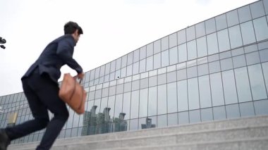 Başarılı bir iş adamı yürürken satışların artmasını kutluyor. Mutlu proje yöneticisi ya da erkek lider başarılı bir projeyle gurur duyuyor, terfi alıyor, iş buluyor. Aşırı sevinç ve mutluluk. Sevinçli..