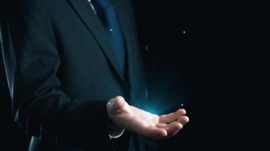 İş adamı siber güvenliğin özünü keşfeder. Siber koruma yöntemlerini, tehditleri derinlemesine araştır ve siber güvenlik duruşunu güçlendir. Siber güvenlik çağında UUID 'de gezinmek için gerekli