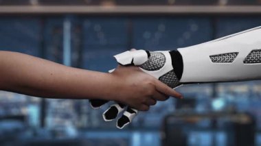 Bu video, ofis ortamında insan ve robot eller arasındaki bir ortaklığı gösteriyor, yeniliği ve başarıyı dijital bir ödül ile sembolize ediyor. Auvana