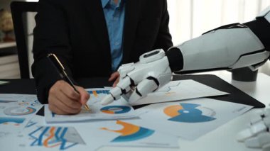 AI güdümlü veriler profesyonellere stratejik planlama, pazarlama hedeflerinin iyileştirilmesi ve ekip içindeki işbirlikçi araştırma çabalarının güçlendirilmesinde yetki veriyor. Noogenesis Yapay Zeka