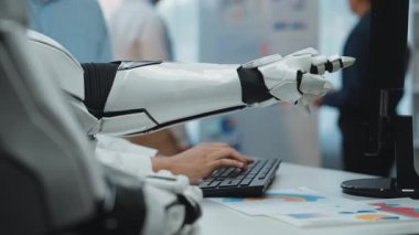 Yapay zekanın iş analizlerini geliştirdiği, verimliliği arttırdığı ve stratejik karar verme mekanizmasını geliştirdiği modern bir ofis. Noogenesis Yapay Zeka