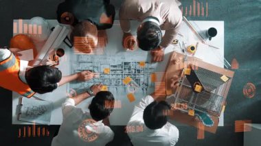 Kaliteli mimar mühendis ekibinin ev tasarlamak için birlikte çalışmasına tepeden aşağı bir bakış açısı. Proje yöneticisinin hava görüntüsü inşaatı finansal ve istatistiksel olarak gösteriyor ve açıklıyor. Hizalama.