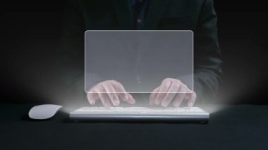 Müşteri memnuniyeti ölçümlerini ve geri bildirim simgelerini gösteren dijital ekran önünde klavyeye yazı yazan eller, modern veri odaklı iş değerlendirmesini gösteriyor. Dörtgen