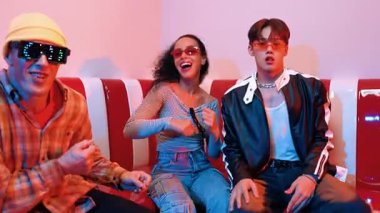 Şık gözlükler takan Happy dans takımı şehir pop veya hip hop müziğine taşınıyor. Modern restoranda birlikte komik serbest dans ederken profesyonel sanatçı grubu oturuyordu. Mutluluk.