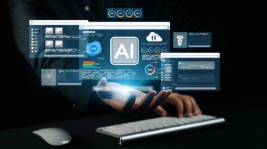 Yapay zekanın teknolojiyle bütünleşmesini gösteren büyüleyici bir görüntü, veri ve analizleri gösteren birden fazla dijital ekrana uzanan bir el. Dörtgen