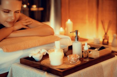 Beyaz kadın müşteri stres önleyici spa masajının keyfini çıkarıyor ve lüks otel ya da otelde sıcak mum ışığında güzellik teniyle eğleniyor. Sessiz.